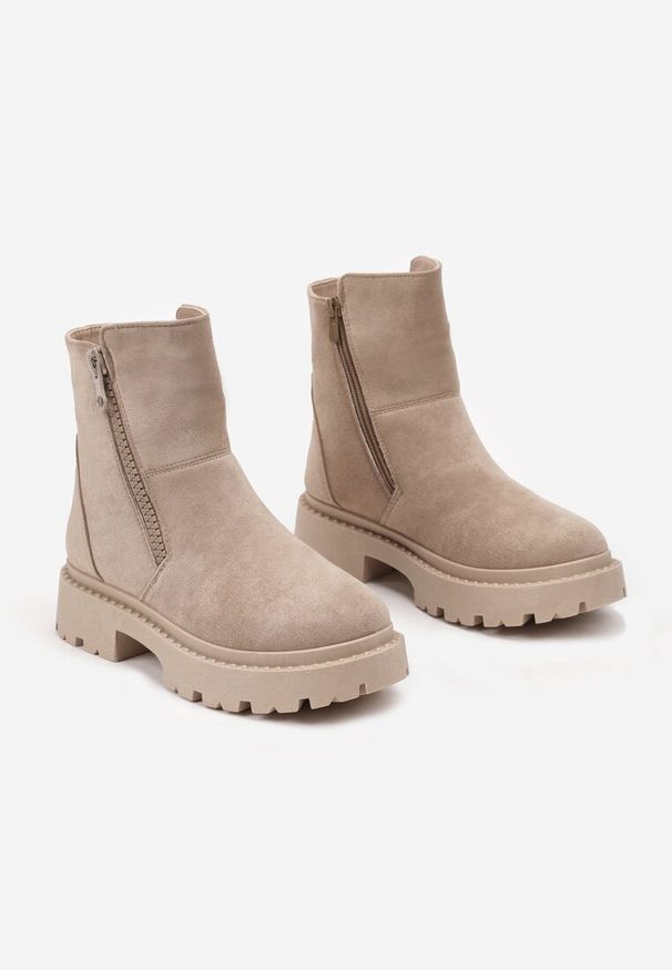 Born2be - Ciemnobeżowe Botki na Grubej Podeszwie Ozdobione Suwakiem Tarilia. Okazja: na co dzień. Kolor: beżowy. Materiał: jeans. Wzór: aplikacja. Obcas: na obcasie. Styl: elegancki, casual. Wysokość obcasa: średni