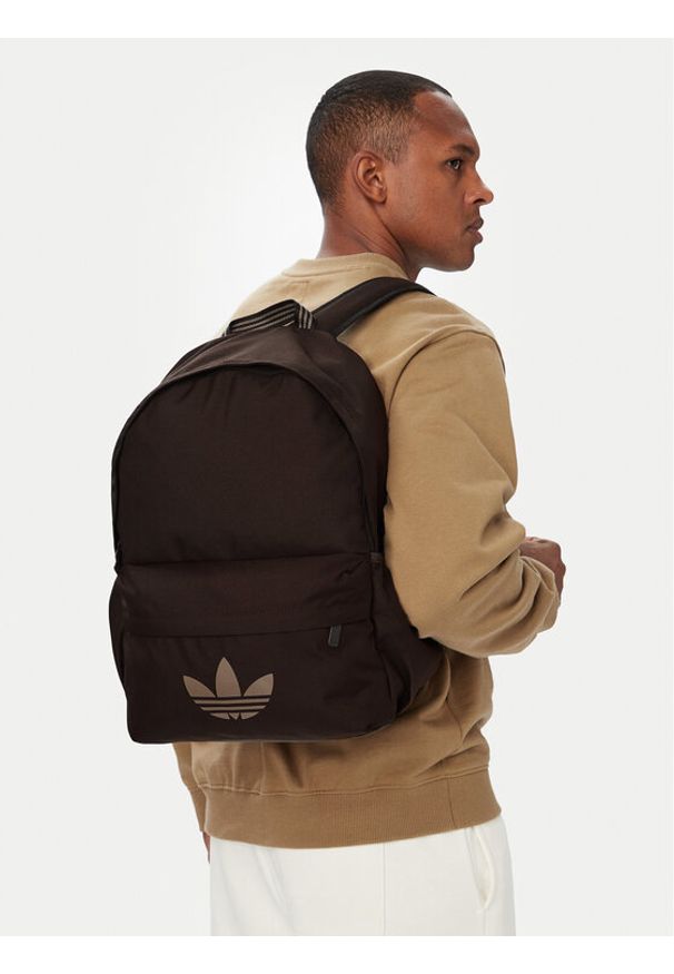 Adidas - adidas Plecak Adicolor Classic Backpack KQ6388 Brązowy. Kolor: brązowy. Materiał: materiał