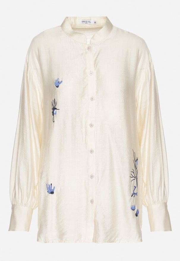 Born2be - Beżowa Koszula z Wiskozą o Klasycznym Kroju Zdobiona Haftem Korilene. Okazja: na spotkanie biznesowe. Typ kołnierza: kołnierzyk klasyczny. Kolor: beżowy. Materiał: wiskoza. Długość rękawa: długi rękaw. Długość: długie. Wzór: aplikacja, haft. Styl: klasyczny