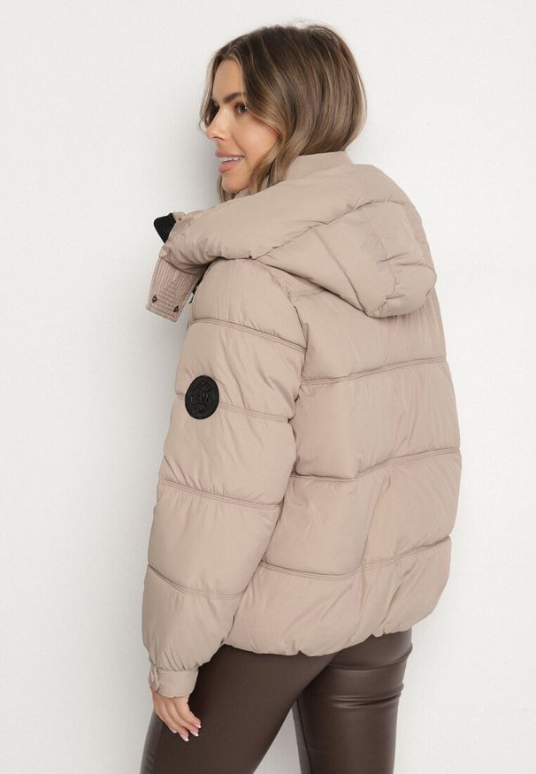 Born2be - Beżowa Kurtka Puffer o Fasonie Oversize z Kapturem i Naszywką Azirva. Okazja: na co dzień. Typ kołnierza: kaptur. Kolor: beżowy. Materiał: dzianina. Wzór: aplikacja. Styl: casual, sportowy