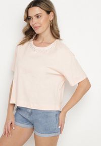 Born2be - Beżowy Bawełniany T-shirt Ozdobiony Cyrkoniami Fadelis. Okazja: na co dzień, na spotkanie biznesowe. Kolor: beżowy. Materiał: bawełna. Wzór: aplikacja. Styl: biznesowy, elegancki, casual