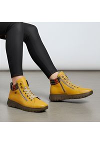 Żółte Botki Rieker Ocieplane Buty Damskie. Okazja: na co dzień. Zapięcie: sznurówki. Kolor: żółty. Materiał: dzianina. Wzór: kolorowy. Sezon: zima, jesień. Styl: casual, elegancki #1