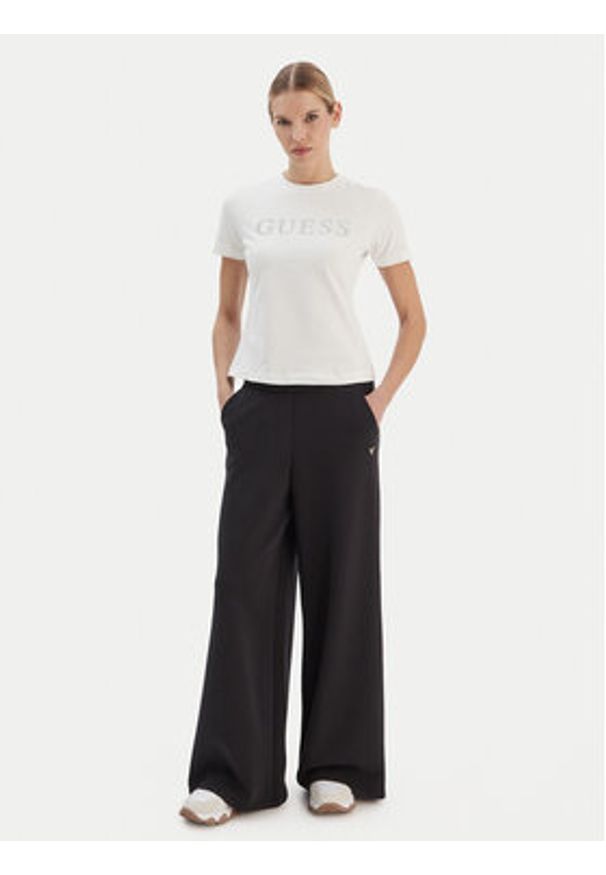 Guess T-Shirt V6RI20 J1314 Biały Regular Fit. Kolor: biały. Materiał: bawełna