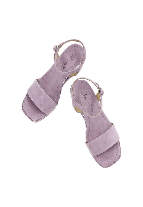 Fioletowe Sandały Alma En Pena Eleganckie Buty Damskie. Okazja: na co dzień. Zapięcie: sprzączka. Kolor: fioletowy. Szerokość cholewki: normalna. Materiał: skóra, zamsz. Sezon: lato. Obcas: na koturnie. Styl: elegancki. Wysokość obcasa: średni