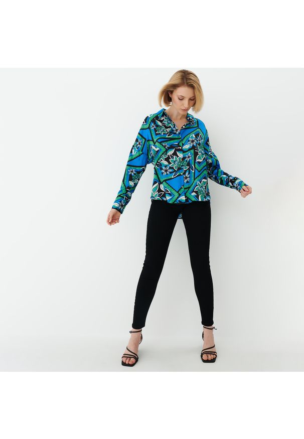 Mohito - Wzorzysta koszula w kwiaty - Czarny. Kolor: czarny. Wzór: kwiaty