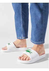 Lacoste Klapki Serve Slide 1.0 123 1 Cuj 745CUJ0012-082 Biały. Kolor: biały. Materiał: skóra