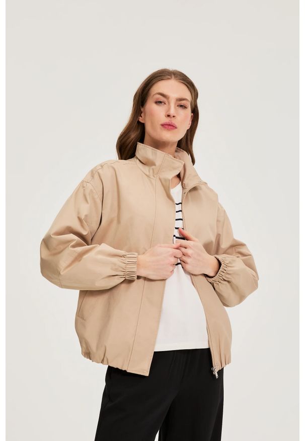 MOODO - Kurtka ze stójką beżowa. Typ kołnierza: kołnierzyk stójkowy. Kolor: beżowy. Materiał: poliester, bawełna