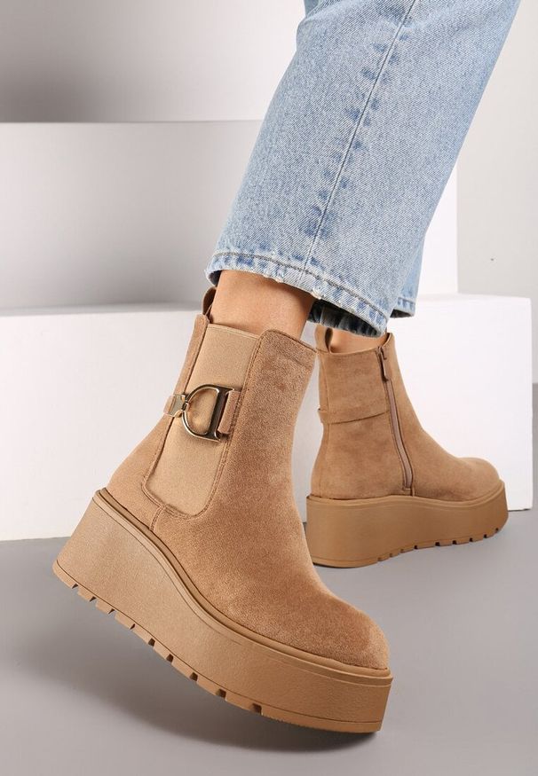 Born2be - Brązowe Botki Sztyblety na Grubej Podeszwie z Metaliczną Aplikacją Vlisandra. Kolor: brązowy. Materiał: jeans. Wzór: aplikacja. Obcas: na obcasie. Styl: klasyczny, elegancki. Wysokość obcasa: średni