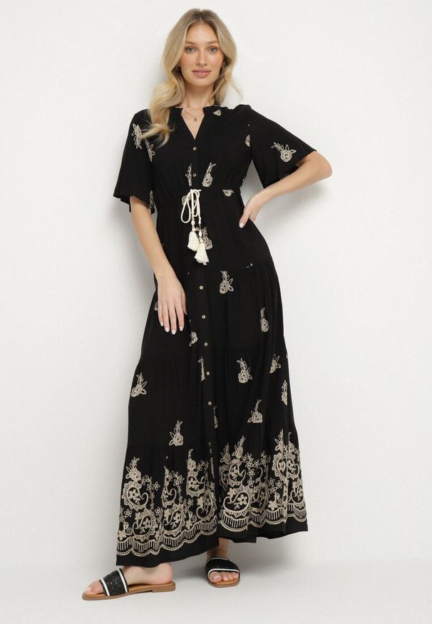 Born2be - Czarna Wiskozowa Sukienka Boho o Rozkloszowanym Kroju z Haftem i Wiązaniem Lilvanis. Okazja: na co dzień. Typ kołnierza: dekolt w serek. Kolor: czarny. Materiał: wiskoza. Długość rękawa: krótki rękaw. Wzór: haft. Styl: boho
