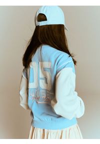 Reserved - Bluza bomberka z haftem - niebieski. Kolor: niebieski. Materiał: bawełna. Wzór: haft