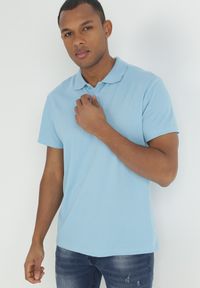 Born2be - Jasnoniebieska Koszulka Polo z Krótkim Rękawem Wakeish. Typ kołnierza: polo. Kolor: niebieski. Materiał: tkanina. Długość rękawa: krótki rękaw. Długość: krótkie #5