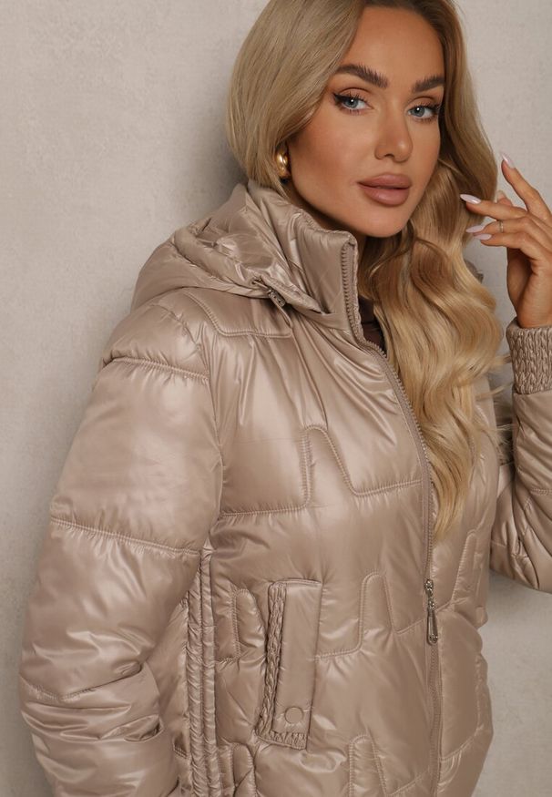 Renee - Ciemnobeżowa Kurtka z Odpinanym Kapturem Dłuższym Tyłem i Ściągaczami z Pikowanym Przeszyciem Zinlea. Okazja: na co dzień. Kolor: beżowy. Materiał: polar, jeans. Długość: długie. Styl: casual, street, sportowy, elegancki