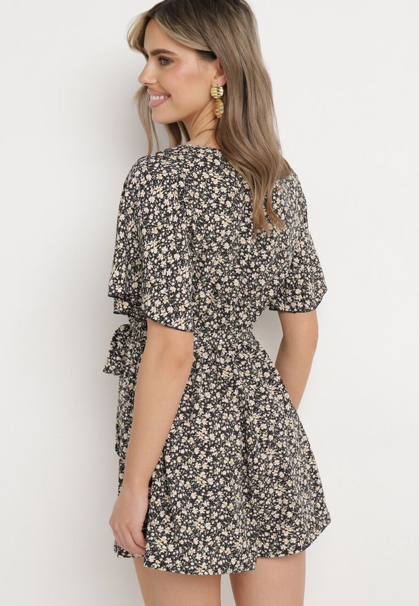 Born2be - Czarno-Beżowy Kombinezon z Gumką w Pasie Zapinany przy Karku na Guzik z Dodatkowym Materiałowym Paskiem Odilla. Okazja: do pracy, na spotkanie biznesowe. Kolor: czarny. Materiał: materiał. Długość rękawa: krótki rękaw. Długość: długie. Styl: elegancki, biznesowy