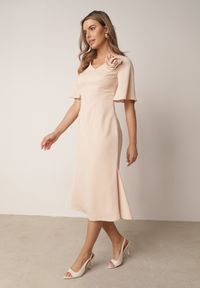Born2be - Beżowa Koktajlowa Sukienka VICES ze Zwiewnymi Rękawami i Kwiatową Aplikacją 3D Talilia. Okazja: na wesele, na ślub cywilny, na imprezę. Kolor: beżowy. Wzór: aplikacja, kwiaty. Styl: wizytowy #7