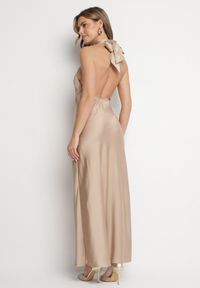 Born2be - Beżowa Satynowa Sukienka Koktajlowa z Dekoltem Halter Annela. Okazja: na co dzień, na imprezę. Typ kołnierza: dekolt halter. Kolor: beżowy. Materiał: satyna. Długość rękawa: bez rękawów. Sezon: lato. Styl: wizytowy #6