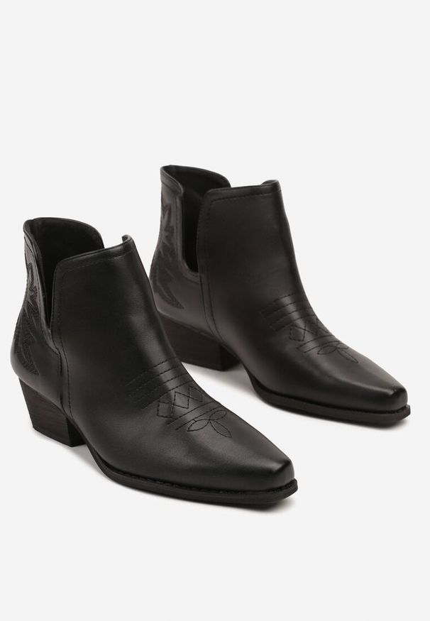 Born2be - Czarne Botki Kowbojki na Stożkowym Obcasie Zdobione Wycięciami Hanithrae. Okazja: na co dzień. Kolor: czarny. Materiał: jeans, skóra. Wzór: aplikacja. Sezon: wiosna, jesień. Obcas: na obcasie. Styl: casual. Wysokość obcasa: średni