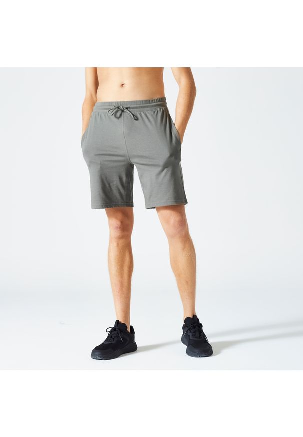 DOMYOS - Spodenki fitness męskie Domyos 500 Essentials. Kolor: zielony, wielokolorowy, brązowy. Materiał: włókno, materiał, bawełna. Wzór: ze splotem. Sport: fitness