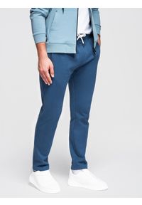 Ombre Clothing - Spodnie męskie bawełniane dresowe BASIC z nogawką bez ściągacza - ciemnoniebieskie V4 - Rozmiar: XL. Okazja: na co dzień. Kolor: niebieski. Materiał: dresówka, bawełna. Wzór: gładki, aplikacja. Styl: casual, klasyczny, sportowy