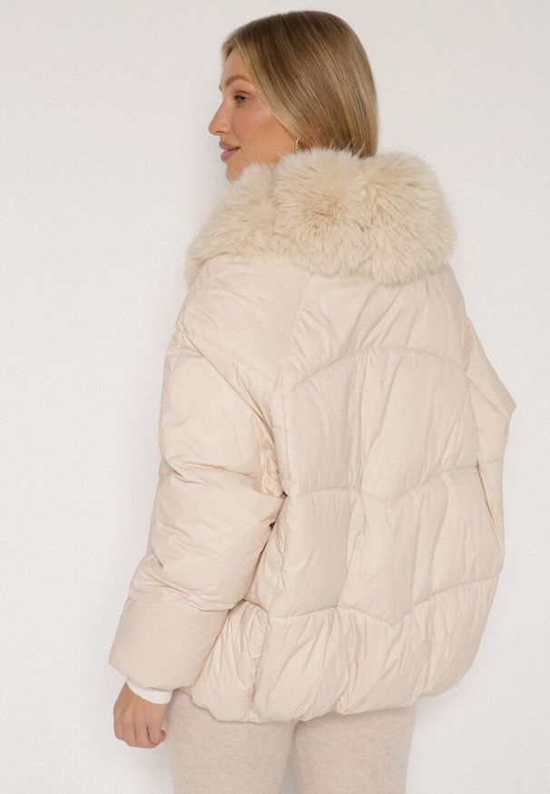 Born2be - Beżowa Pikowana Kurtka Oversize z Futrzanymi Zdobieniami Saranessa. Okazja: na co dzień. Kolor: beżowy. Materiał: futro. Wzór: aplikacja. Styl: casual