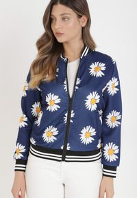 Born2be - Granatowa Bomberka Bluza w Kwiaty Idahpe. Kolekcja: plus size. Kolor: niebieski. Materiał: dzianina. Wzór: kwiaty #1