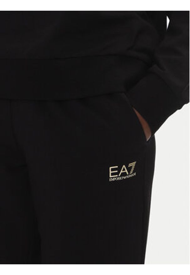 EA7 Emporio Armani Dres 7W000115 AF13135 MC004 Czarny Regular Fit. Kolor: czarny. Materiał: bawełna