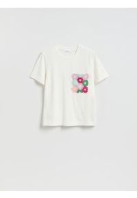 Reserved - T-shirt z haftem - biały. Kolor: biały. Materiał: dzianina, bawełna. Wzór: haft #1