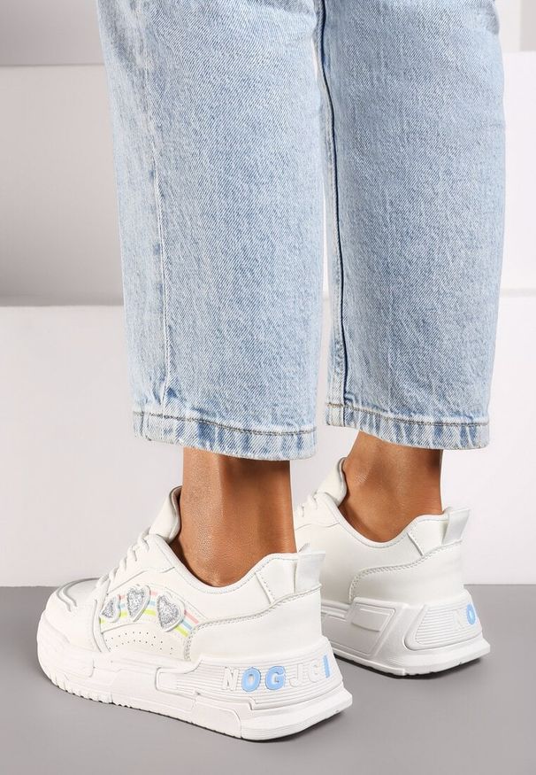 Born2be - Białe Sneakersy z Naszywkami w Kształcie Serduszek Iritia. Kolor: biały. Wzór: aplikacja