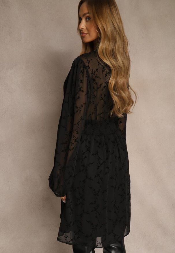 Renee - Czarna Siateczkowa Sukienka o Rozkloszowanym Kroju w Kwiaty Vidsella. Okazja: na co dzień. Typ kołnierza: dekolt w kształcie V. Kolekcja: plus size. Kolor: czarny. Materiał: poliester. Wzór: kwiaty. Typ sukienki: dla puszystych. Styl: casual