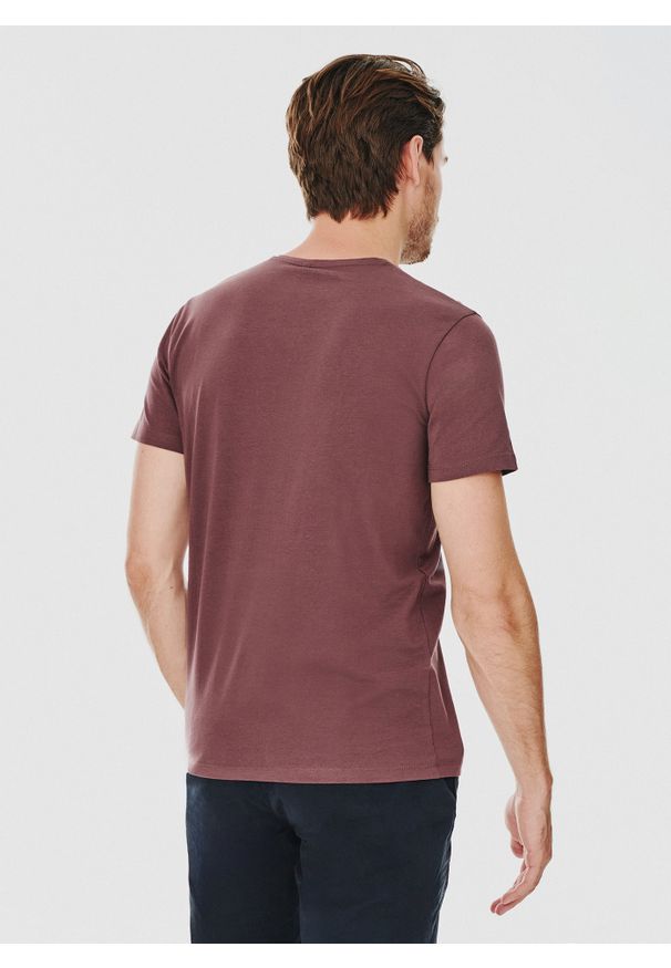 Pako Lorente - PAKO LORENTE – Bordowy gładki t-shirt v-neck. Kolor: czerwony. Materiał: elastan, bawełna. Wzór: gładki