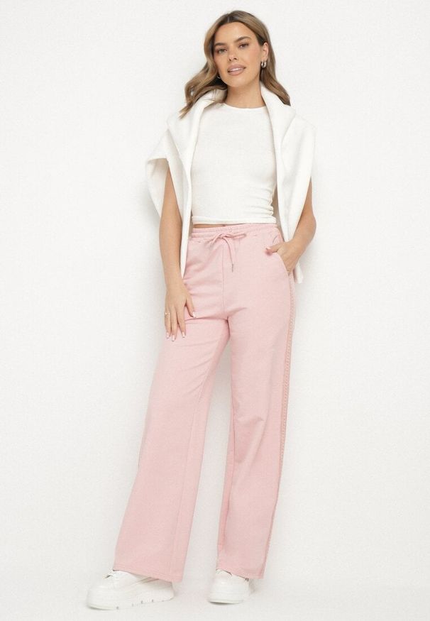 Born2be - Różowe Szerokie Spodnie Dresowe z Bawełny z Wysokim Stanem i Lampasami Pillione. Okazja: na co dzień. Stan: podwyższony. Kolor: różowy. Materiał: bawełna, dresówka. Styl: casual