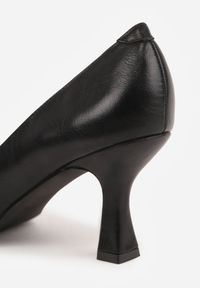 Renee - Czarne Czółenka Vices ze Skórzaną Wkładką i Metaliczną Klamerką Berrine. Okazja: na spotkanie biznesowe. Kolor: czarny. Materiał: skóra. Obcas: na obcasie. Styl: biznesowy, retro. Wysokość obcasa: niski #8