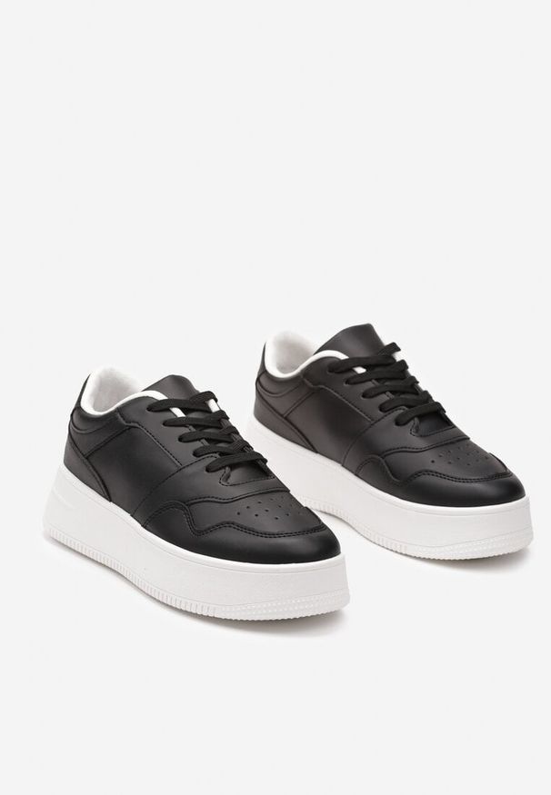 Born2be - Czarne Sneakersy na Grubej Podeszwie przed Kostkę Kiwiana. Okazja: na co dzień. Wysokość cholewki: przed kostkę. Nosek buta: okrągły. Zapięcie: sznurówki. Kolor: czarny. Materiał: jeans. Sezon: wiosna, jesień