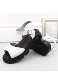Skórzane sandały damskie na koturnie białe Vinceza 7884. Kolor: biały. Materiał: skóra. Obcas: na koturnie #8