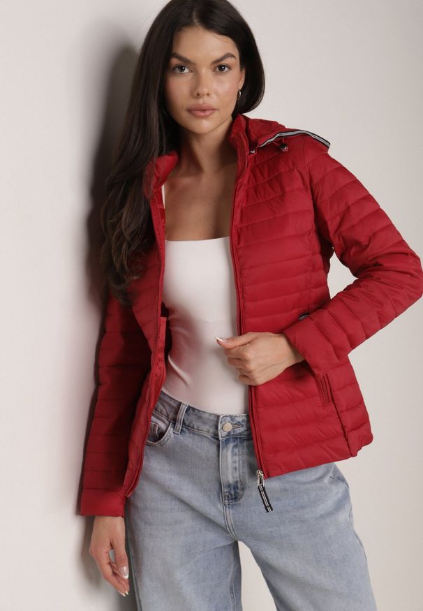 Born2be - Czerwona Pikowana Kurtka Przejściowa z Kapturem z Lamówką i Ściągaczami Zidara. Okazja: na spacer. Typ kołnierza: kaptur. Kolor: czerwony. Materiał: poliester, jeans, dresówka