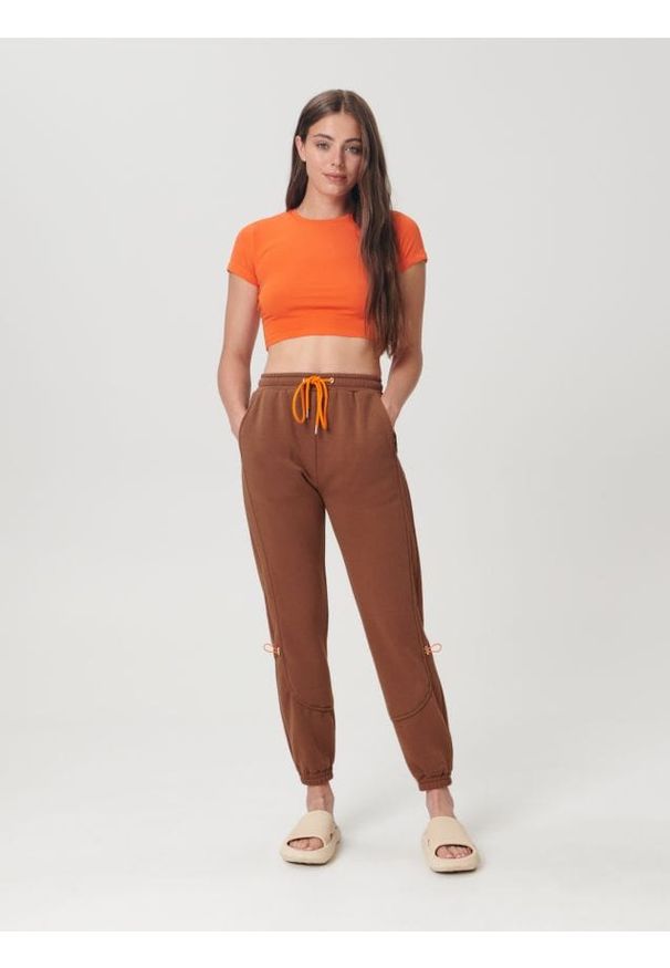 Sinsay - Spodnie dresowe jogger - brązowy. Kolor: brązowy. Materiał: dresówka