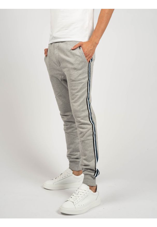 Les Hommes Spodnie "Jogging" | UHJ101752U | Jogging Pants | Mężczyzna | Szary. Kolor: szary. Materiał: bawełna, poliester. Wzór: aplikacja