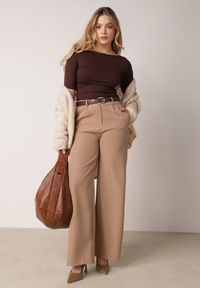 Born2be - Brązowy Wiskozowy T-shirt o Dopasowanym Kroju z Dekoltem w Łódkę Idahphaeia. Okazja: na co dzień, do pracy, na spotkanie biznesowe. Kolor: brązowy. Materiał: wiskoza. Wzór: aplikacja. Styl: biznesowy, klasyczny, casual #4