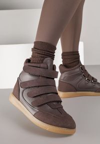 Renee - Brązowe Sneakersy na Ukrytym Koturnie Ozdobione Przeszyciami Tlavie. Okazja: na co dzień. Zapięcie: rzepy. Kolor: brązowy. Materiał: jeans. Wzór: aplikacja. Obcas: na koturnie