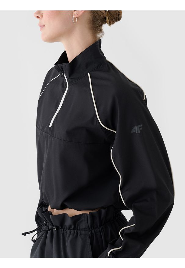 4f - 4F Kurtka przejściowa cropped ze stójką damska - czarna L. Okazja: na co dzień. Typ kołnierza: kołnierzyk stójkowy. Kolor: czarny. Materiał: tkanina, dzianina, materiał, bawełna. Długość rękawa: raglanowy rękaw. Długość: krótkie. Styl: casual, sportowy