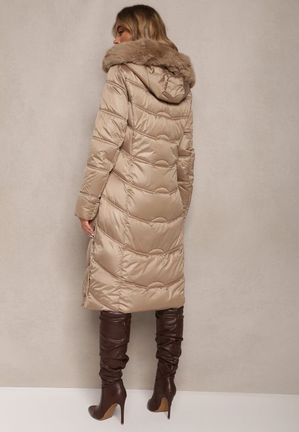 Renee - Beżowa Kurtka Płaszcz za Kolano z Pikowaniem i Odpinanym Kapturem Calarin. Kolor: beżowy. Materiał: futro. Wzór: aplikacja