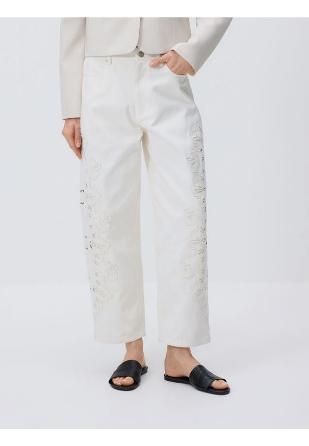 Reserved - Jeansy straight z haftem - biały. Kolor: biały. Wzór: haft