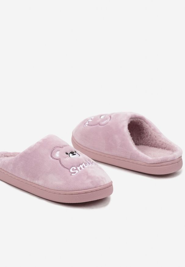 Renee - Różowe Wsuwane Kapcie z Welurowym Wykończeniem i Ozdobną Naszywką Naorise. Okazja: na co dzień, do domu. Nosek buta: okrągły. Zapięcie: bez zapięcia. Kolor: różowy. Materiał: welur. Wzór: aplikacja. Styl: casual, elegancki