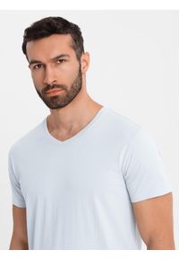 Ombre Clothing - Klasyczna męska bawełniana koszulka z dekoltem w serek BASIC – jasnoszara V23. Typ kołnierza: dekolt w serek. Kolor: szary. Materiał: bawełna. Styl: klasyczny