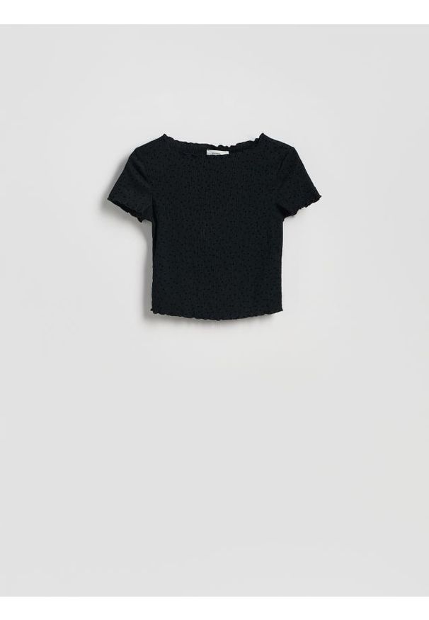 Reserved - Krótki t-shirt w groszki - czarny. Kolor: czarny. Materiał: dzianina. Długość: krótkie. Wzór: grochy