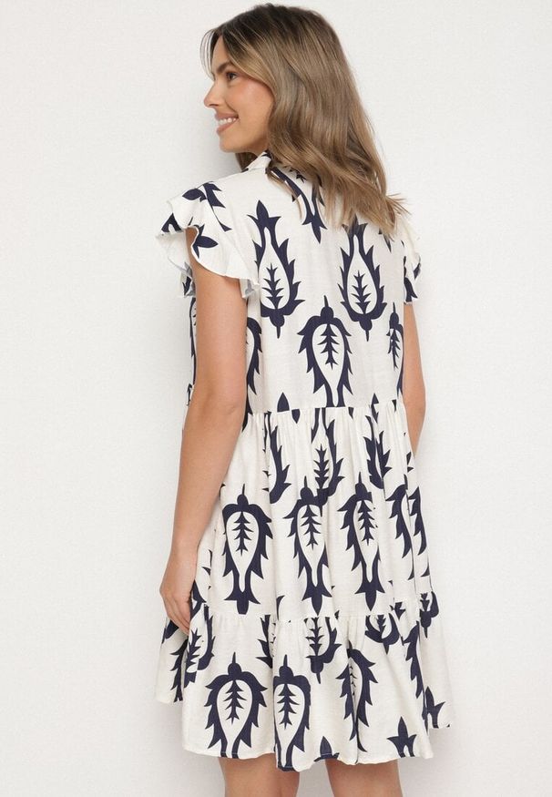 Born2be - Biało-Granatowa Rozkloszowana Sukienka o Koszulowym Kroju z Lnem i Wiskozą Folarane. Okazja: na spacer, na co dzień. Kolor: biały. Materiał: wiskoza, len. Wzór: aplikacja. Typ sukienki: koszulowe. Styl: elegancki, casual, klasyczny