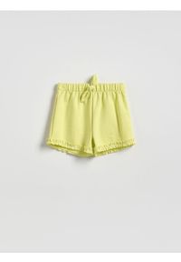 Reserved - Szorty z falbanką - jasnożółty. Kolor: żółty. Materiał: bawełna #1