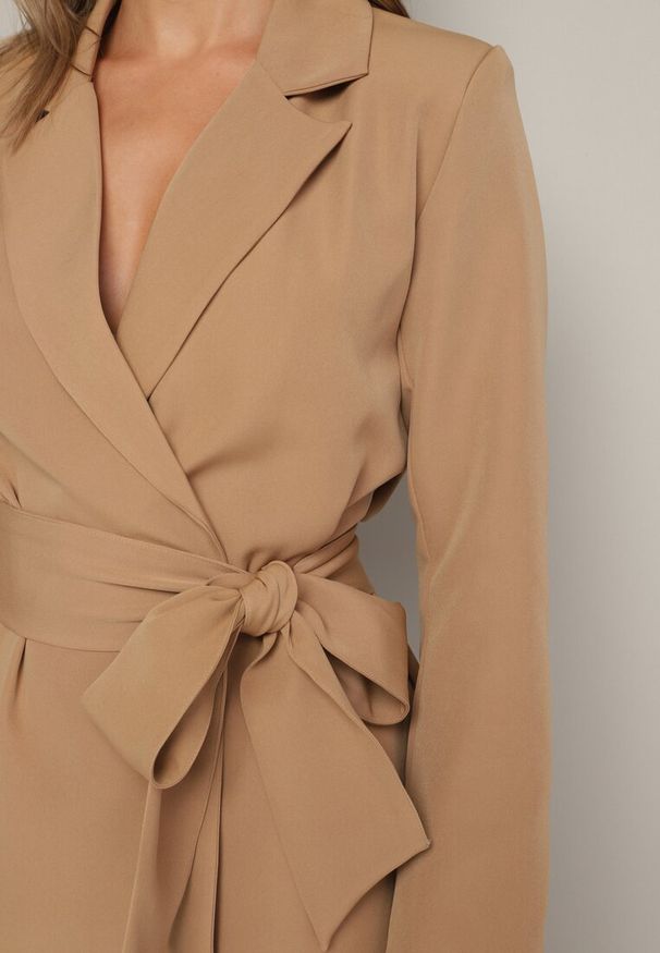 Born2be - Ciemnobeżowa Sukienka w Stylu Marynarki z Paskiem i Usztywnionymi Ramionami Etinella. Okazja: na spotkanie biznesowe, na co dzień. Kolor: beżowy. Materiał: jeans. Długość rękawa: długi rękaw. Długość: długie. Styl: biznesowy, elegancki, casual, klasyczny