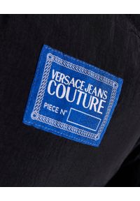 Versace Jeans Couture - VERSACE JEANS COUTURE - Czarna puchowa kurtka z kapturem. Typ kołnierza: kaptur. Kolor: czarny. Materiał: puch. Długość rękawa: długi rękaw. Długość: długie. Wzór: aplikacja #2