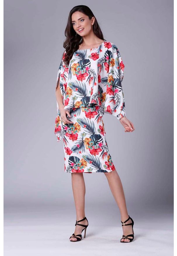 Nommo - Dopasowana Tropical Sukienka z Asymetryczną Narzutką. Materiał: poliester, wiskoza. Wzór: kwiaty. Typ sukienki: asymetryczne