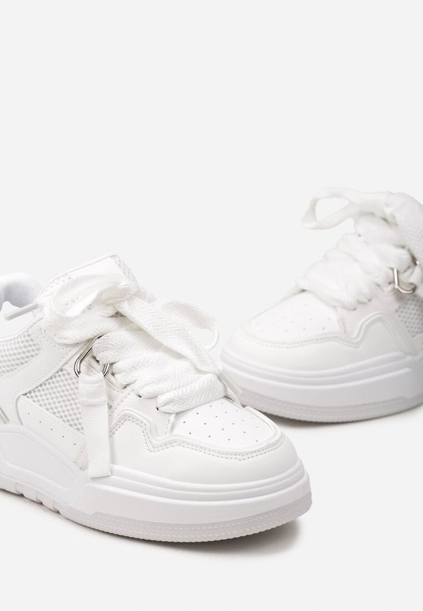 Renee - Białe Sneakersy z Ozdobnymi Sznurówkami i Grubą Podeszwą Klorimia. Kolor: biały